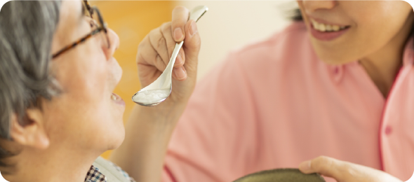 ご飯を食べさせる画像