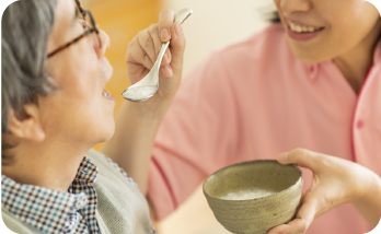 ご飯を食べさせている様子