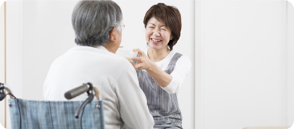 ご飯を食べさせている画像